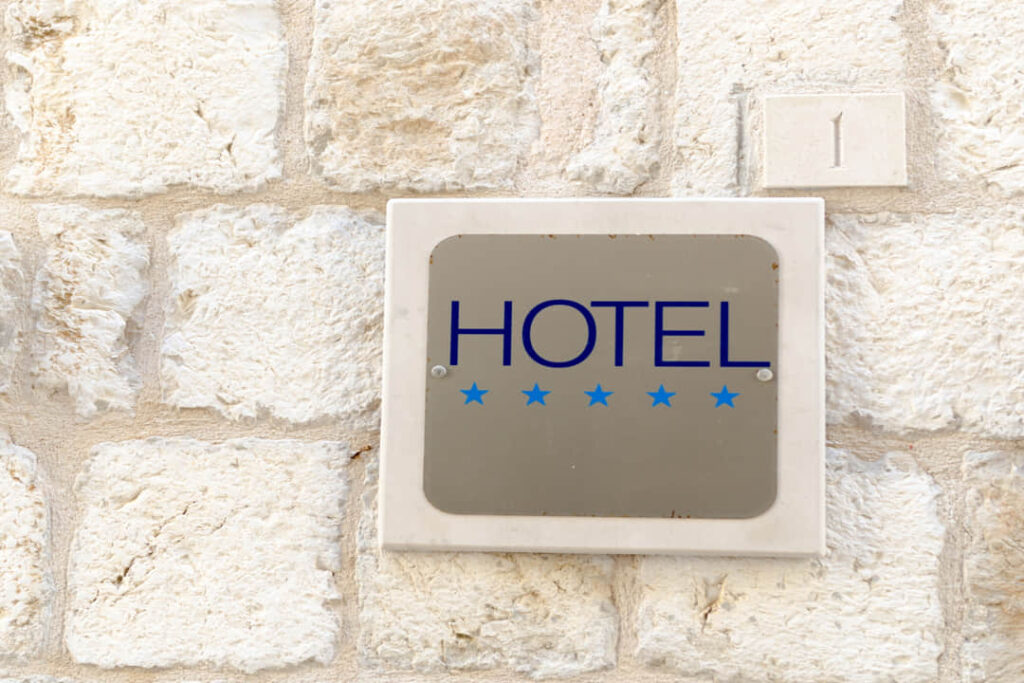 imagen de una placa de un hotel que cumple los requisitos para las estrellas de los hoteles de 5 estrellas.